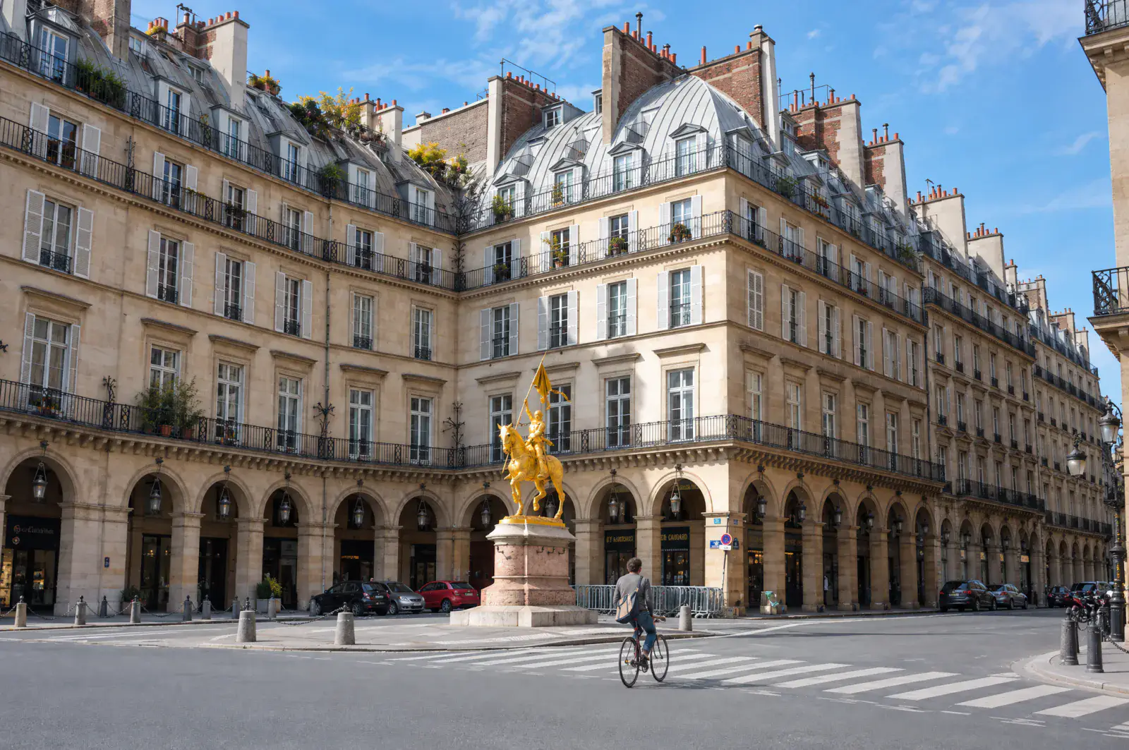 Immeubles haussmanniens à arcades de la rue de Rivoli et statue dorée de Jeanne d'Arc, place des Pyramides, Paris