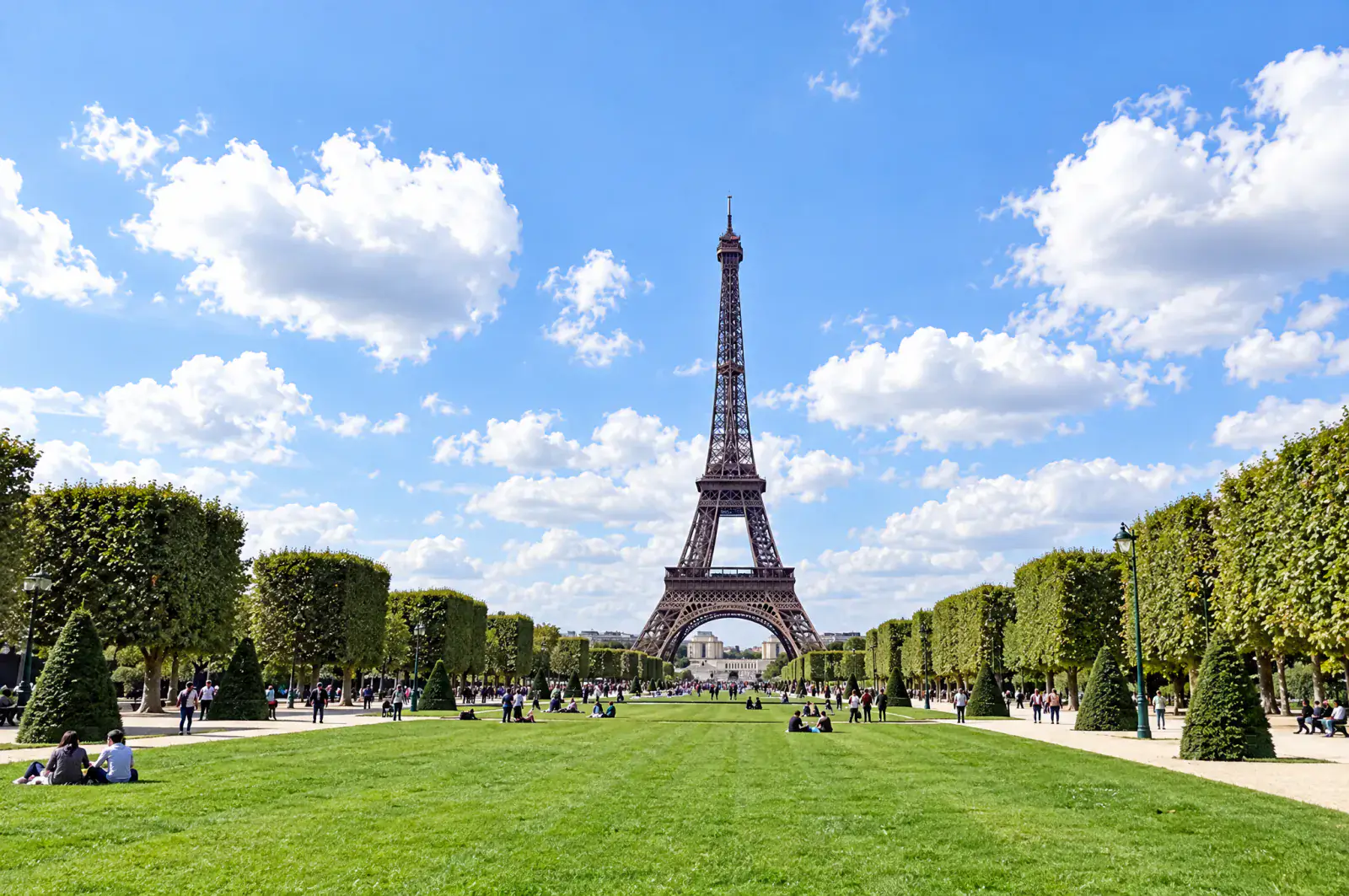 Pelouse du Champ-de-Mars face à la tour Eiffel, Paris 7e