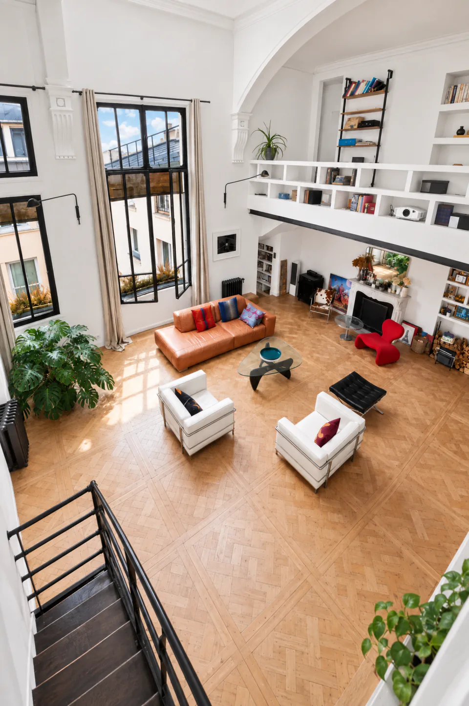 Loft avec mezzanine, verrières d'atelier et parquet